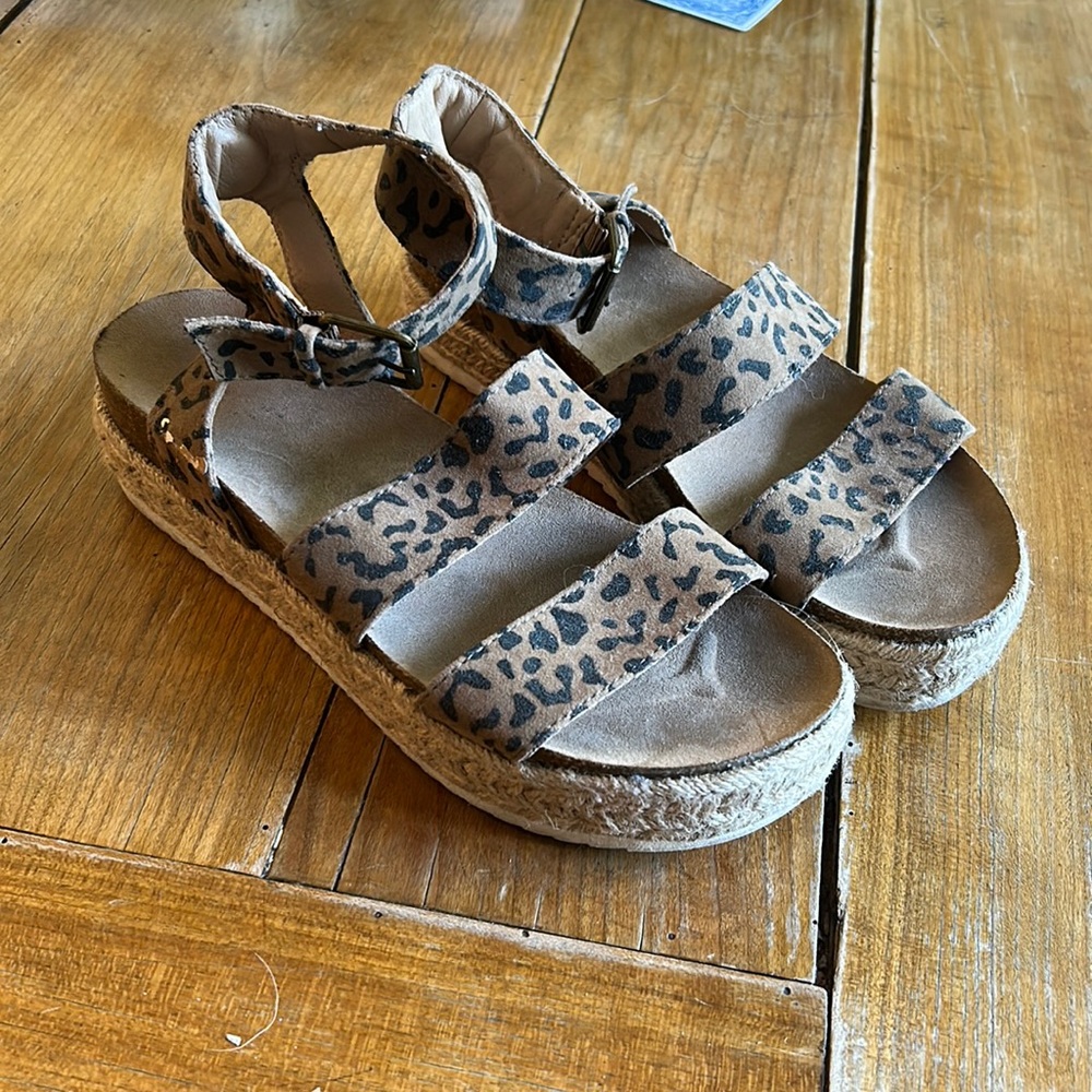 Universal thread platform sandals